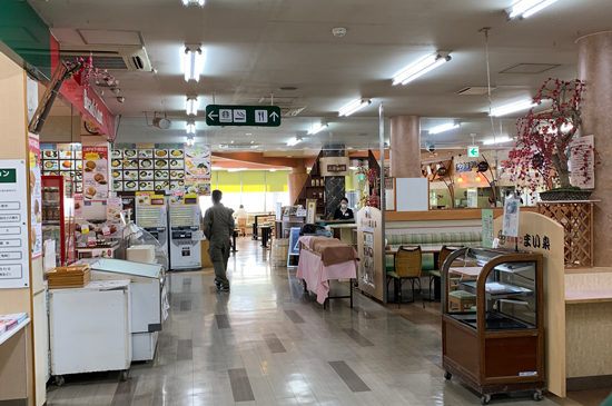 三芳PS　売店やフードコート（奥）などなど