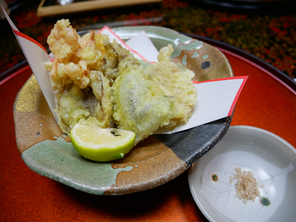 千曲乃湯しげの家
きのこ会席
揚物：色んなキノコの天ぷら！！初めて食べるものも多く味や食感のバリエーションに驚く