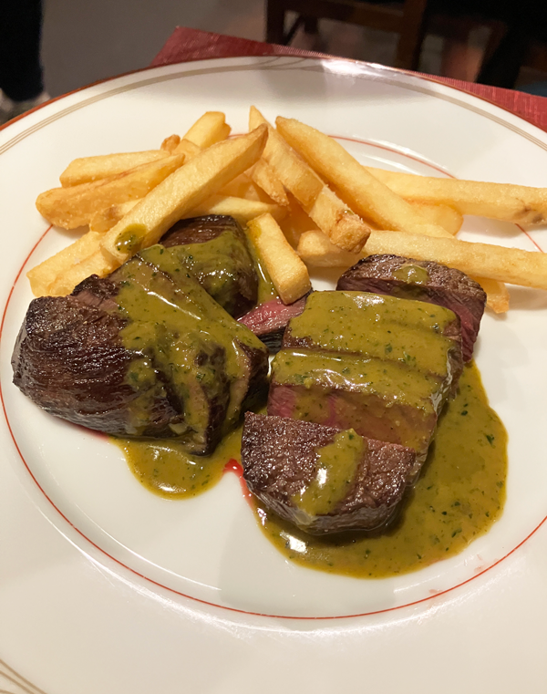 マタギ東京 北海道 ジビエ 名物!マタギ盛り 1-2人前2480円(エゾ鹿ロースとモモのステーキ盛り合わせ 香草バターソース フライドポテト付き)