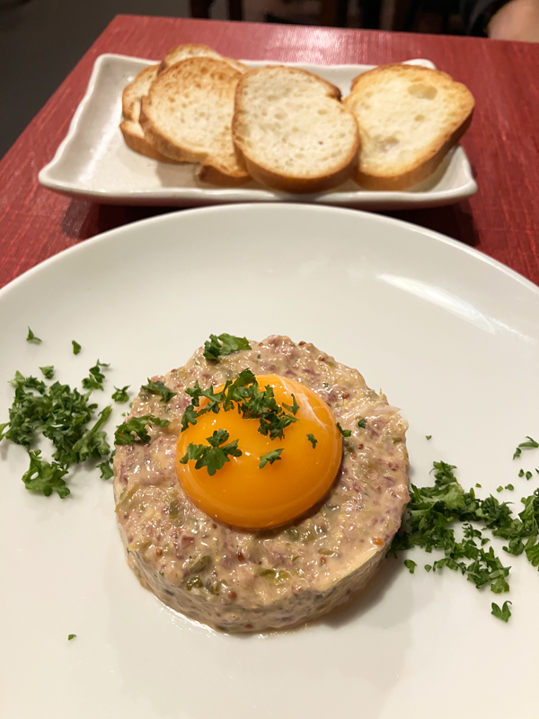 マタギ東京 北海道 ジビエ 桜肉のタルタルステーキ メルバトースト付き 1680円 馬肉