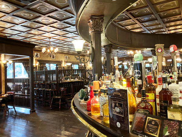 PENNY LANE つくば店　ペニーレイン 内観　入口正面はバーのような雰囲気。ここだけでも重厚な雰囲気が伝わるよね。
