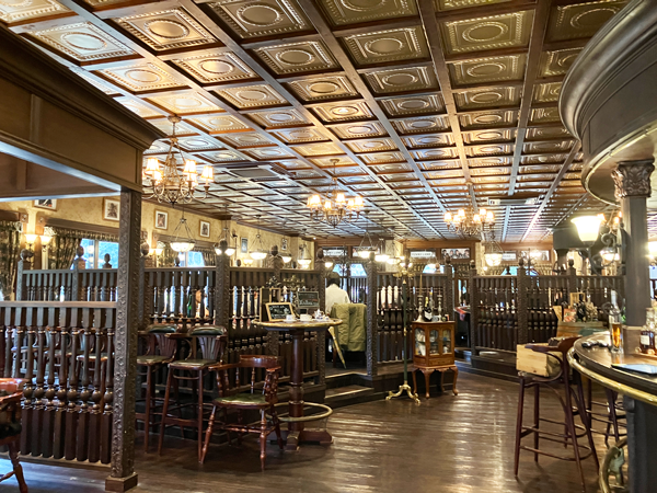 PENNY LANE つくば店　ペニーレイン 内観　内観： ペニーレイン つくば店 は席の間も広々。木の温かみと照明が落ち着く。