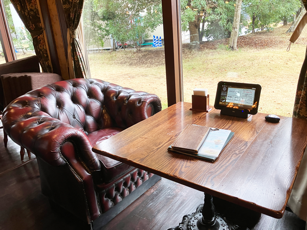 PENNY LANE つくば店　ペニーレイン 内観　今回の席（二人席）： ペニーレイン つくば店の テーブル席。窓際でのんびり過ごせる。椅子の重厚感が凄い。。。