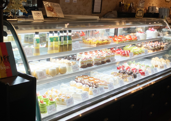 13_PENNY_LANEつくば_ケーキ　内観： 入口右手にはスイーツのショーケース。魅惑のゾーン。