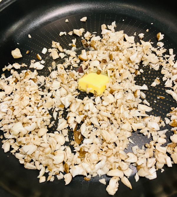 サーモンパイ包み焼き しめじをいためる